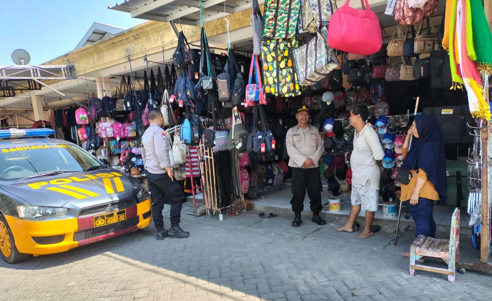 Saat melaksanakan Patroli Dialogis Petugas Polsek Nganjuk Kota Berikan Himbauan Kamtibmas ke Pedagang di Pasar