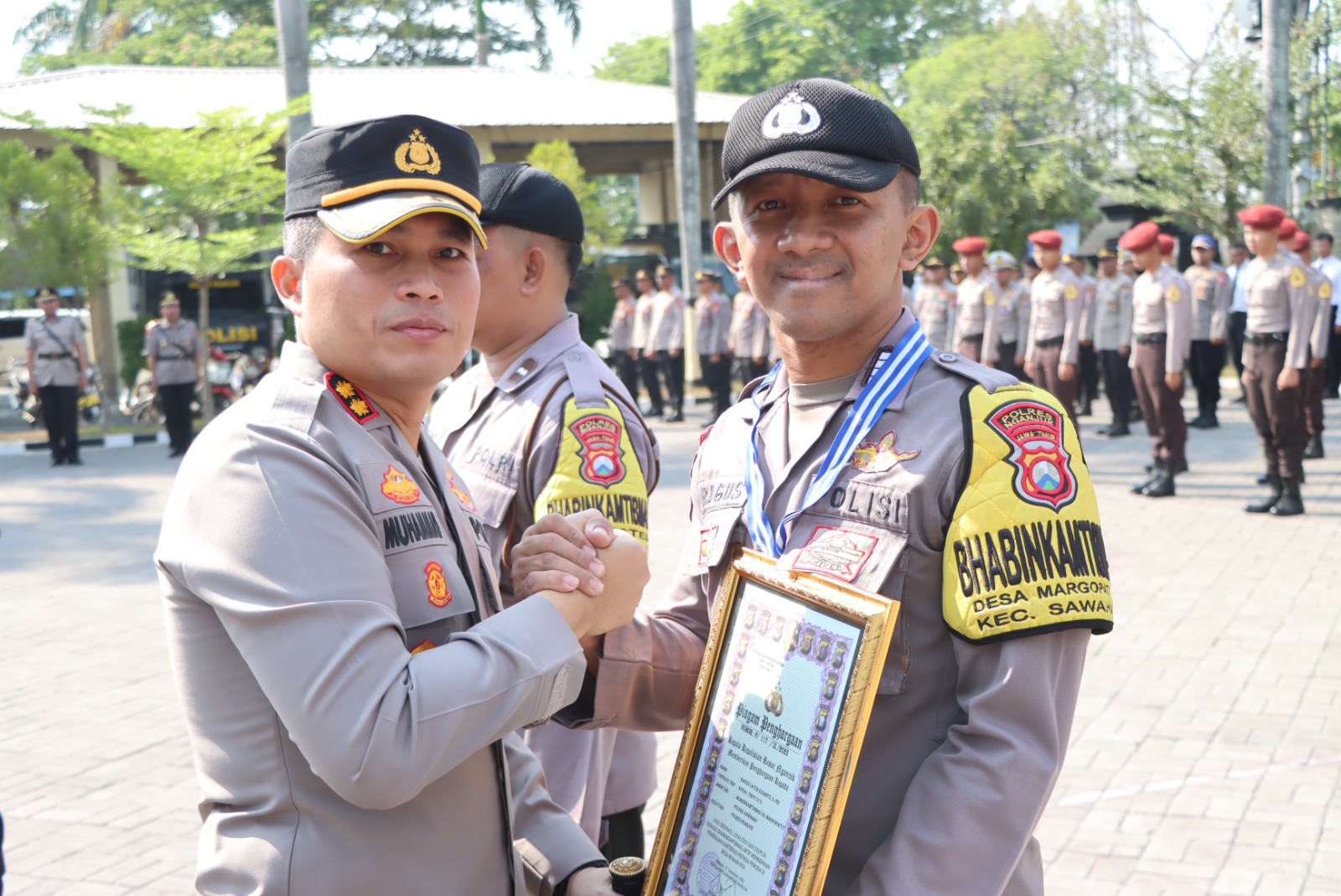 Kapolres Nganjuk Beri Penghargaan 6 Anggota Bhabinkamtibmas yang Berprestasi