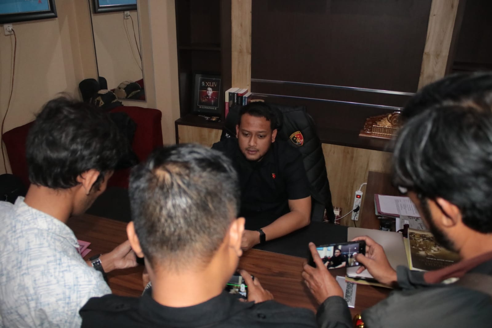 Polres Nganjuk Kejar Pria Penusuk Seorang Kakek di Desa Sugihwaras, Diduga Pelaku Alami Depresi