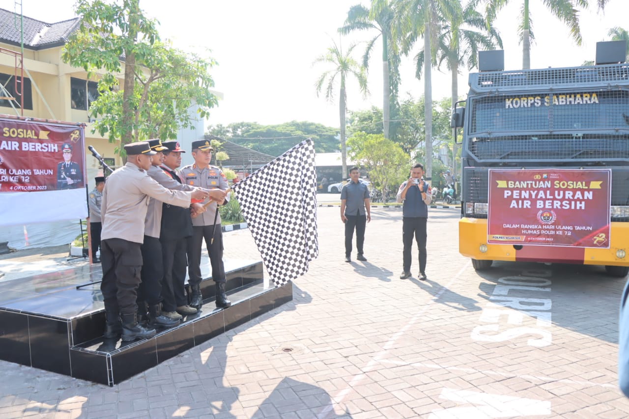 Kapolres Nganjuk Berangkatkan Bansos Air Bersih dalam Rangkaian Kegiatan HUT Humas Polri Ke- 72 Tahun 2023