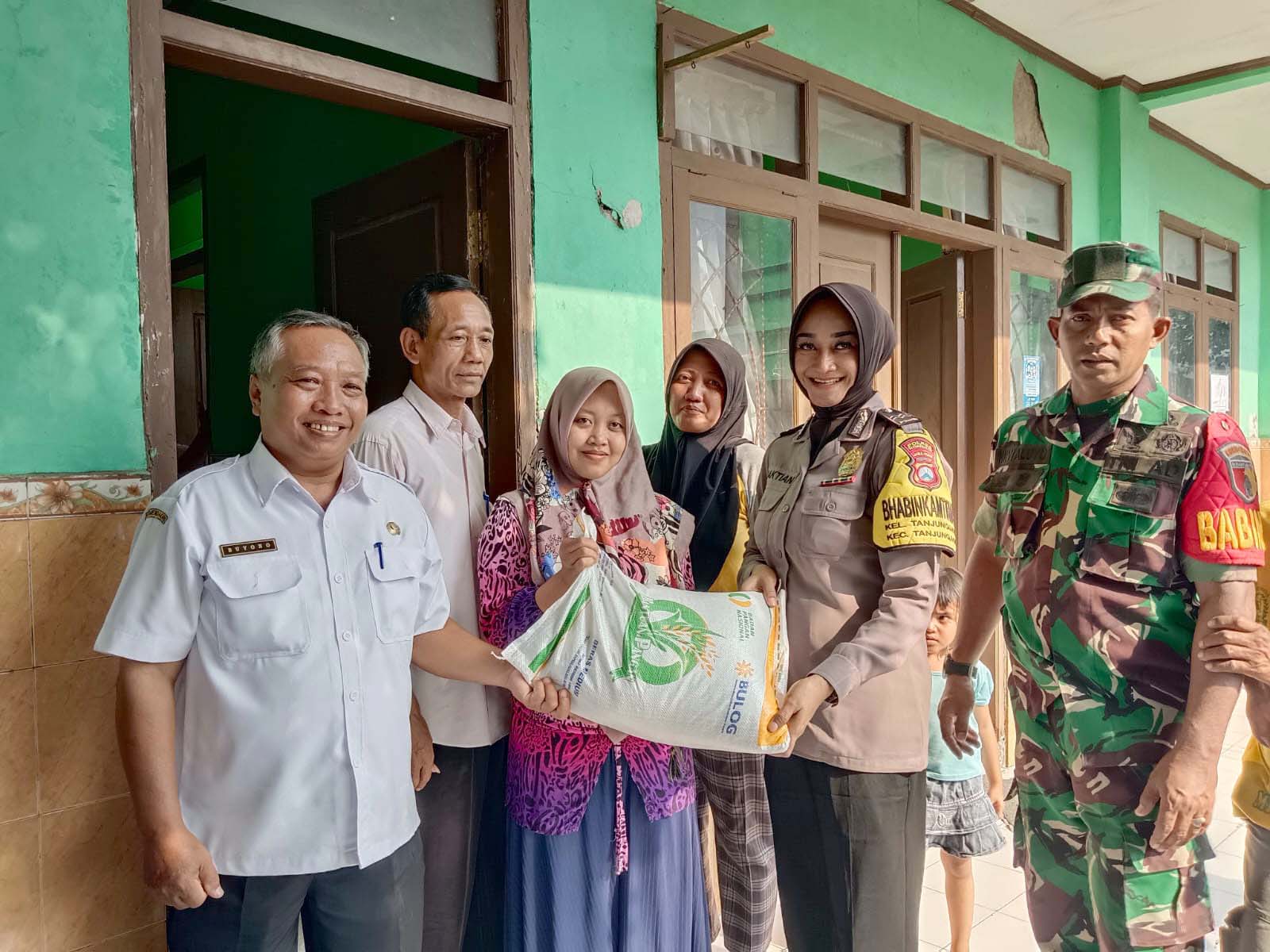 Bhabinkamtibmas Polsek Warujayeng Asistensi Penyaluran Bantuan Beras Kepada Warganya