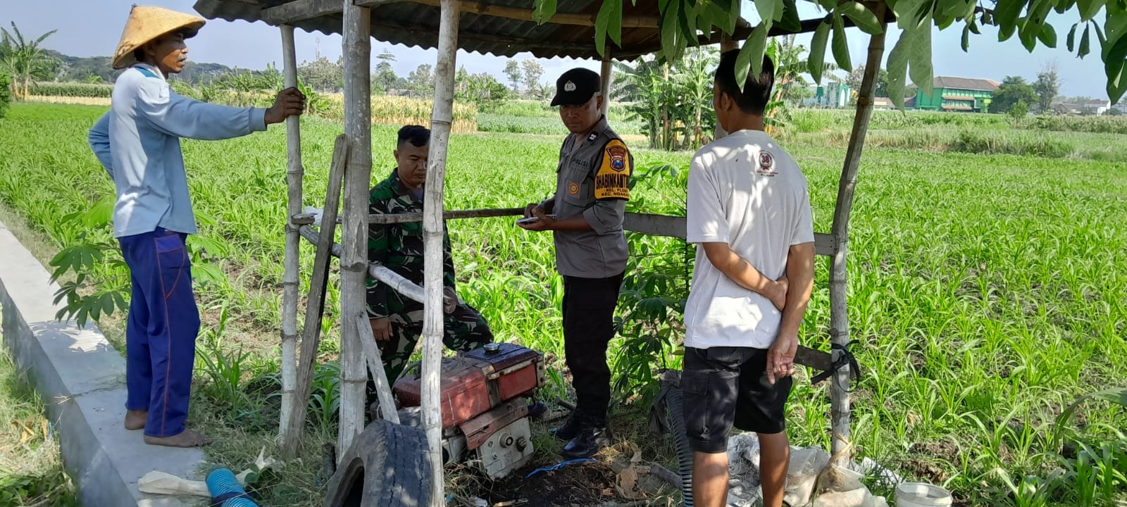 Patroli Sambang Bhabinkamtibmas Kelurahan Ploso di Area Persawahan Cegah Curanmor dan Curdiesel
