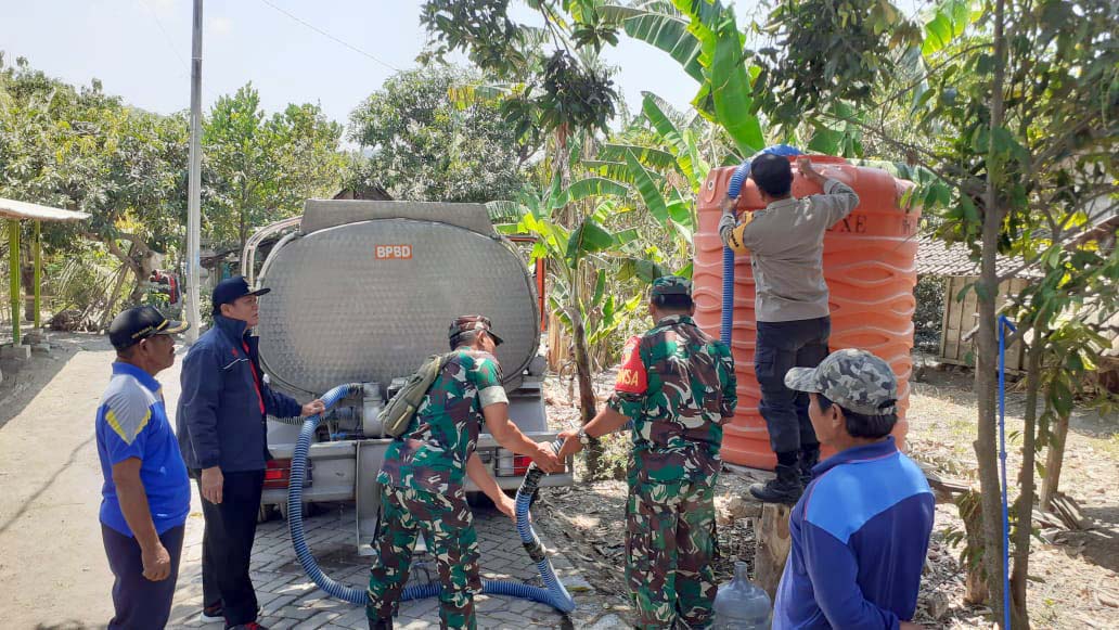 Bhabinkamtibmas Polsek Jatikalen Polres Nganjuk Kawal Bantuan Air Bersih
