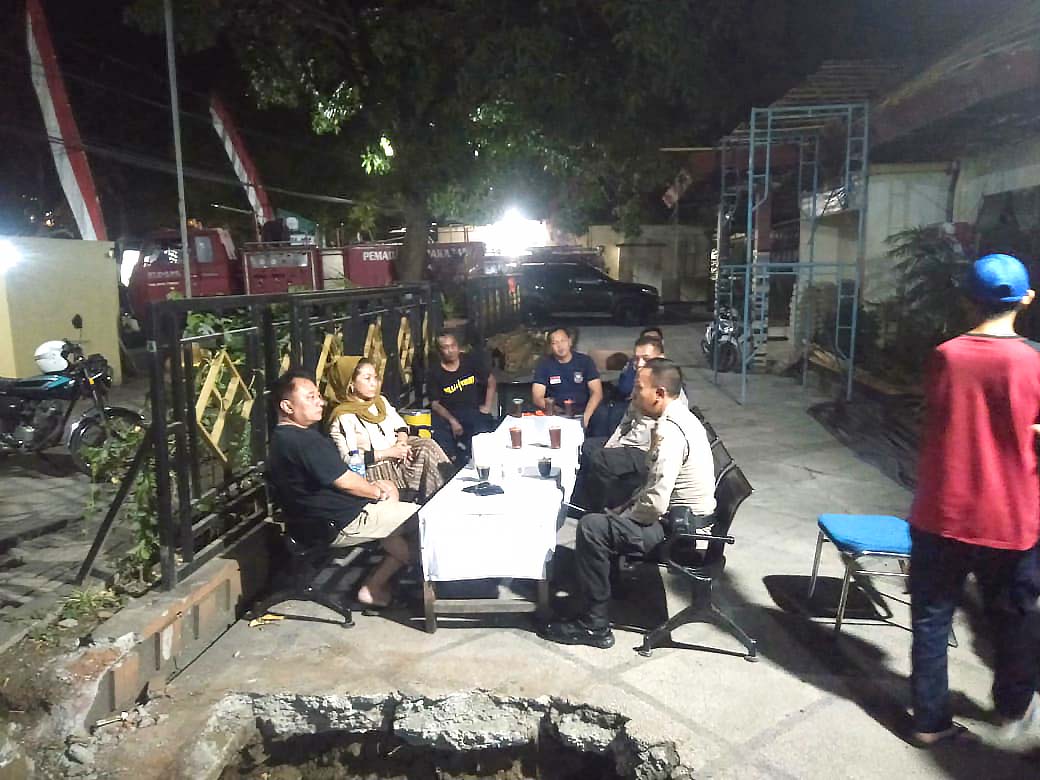 Jalin Silaturahmi Dan Komunikasi Dengan Warga Patroli Polsek Nganjuk Kota Lakukan Cangkrukan Kamtibmas