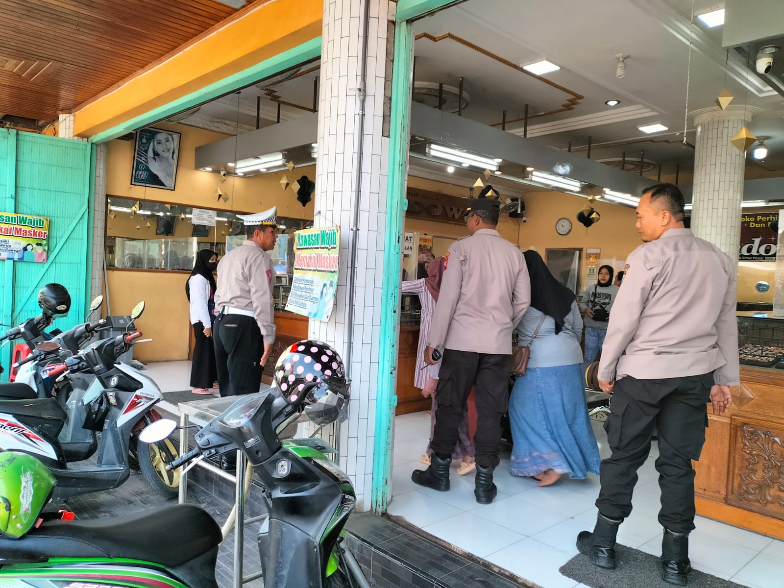 Personil Polsek Kertosono Berikan Himbauan Kamtibmas Saat Patroli Toko Emas