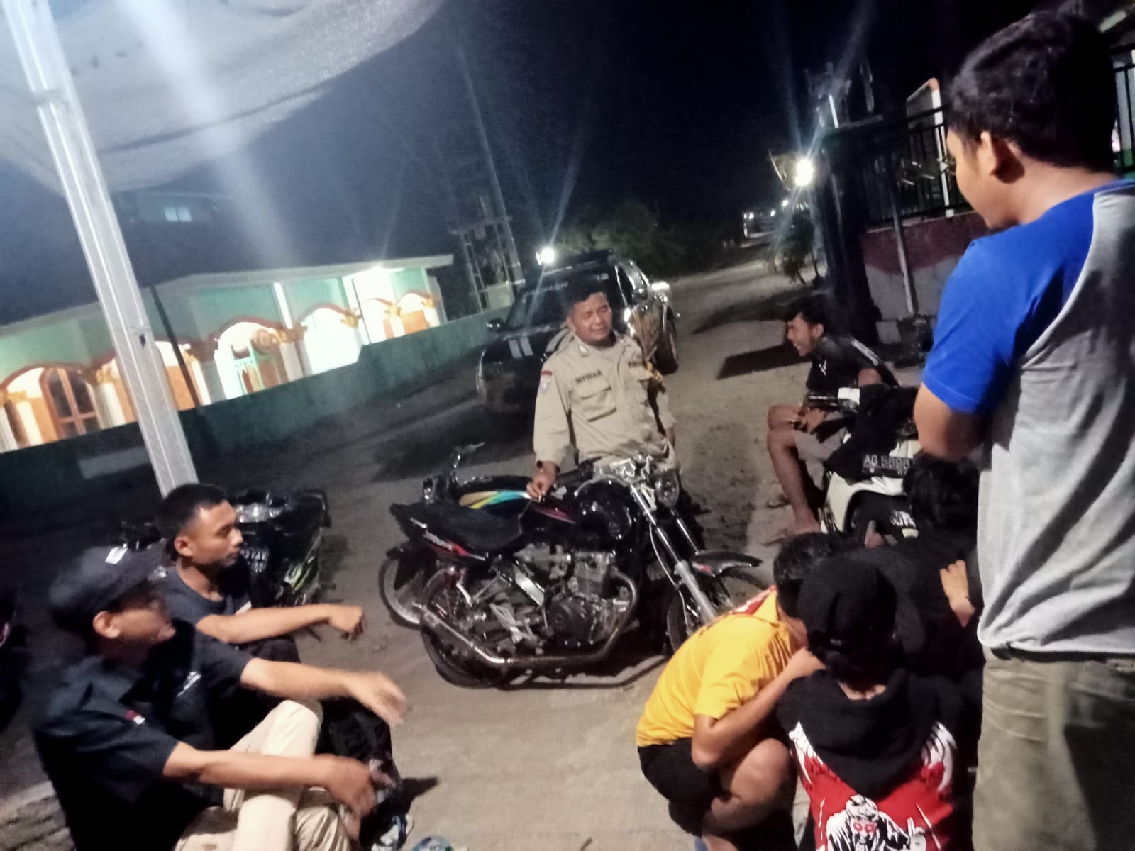 Patroli Malam Hari, Polsek Jatikalen Berikan Himbauan Kepada Pemuda