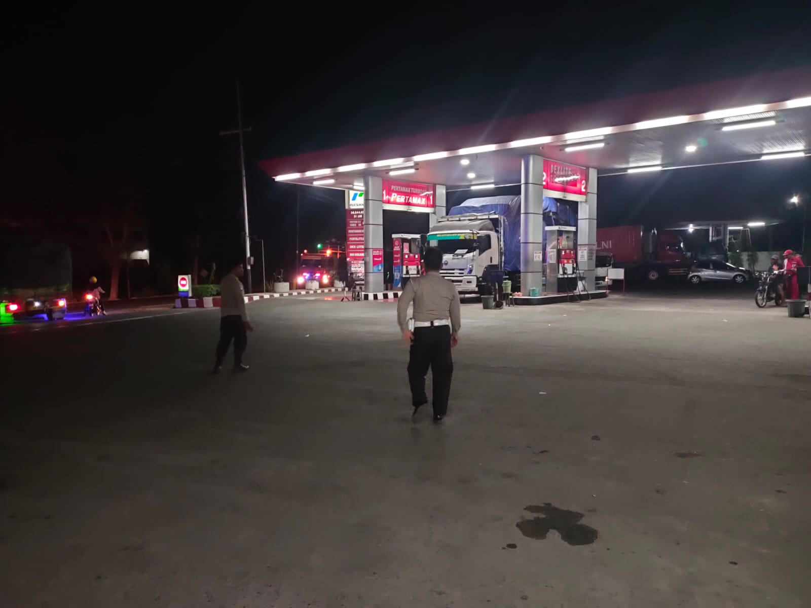 Antisipasi Tindak Kejahatan Saat Dini Hari, Polsek Kertosono Melakukan Patroli di SPBU