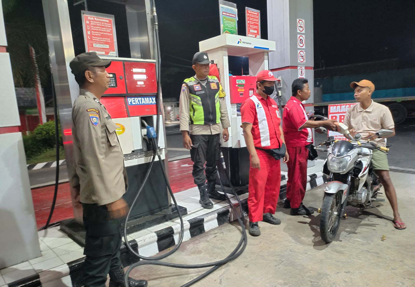Patroli Malam Polsek Warujayeng Sambangi SPBU Barong