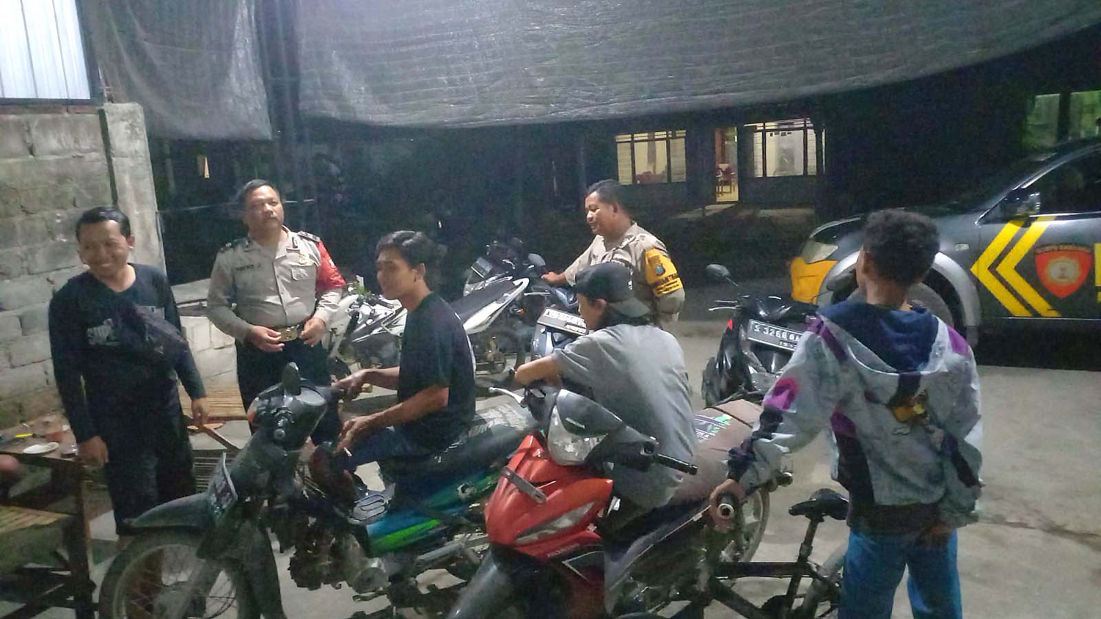 Patroli Dialogis Malam Hari, Upaya Personel Polsek Jatikalen Cegah Gangguan Kamtibmas