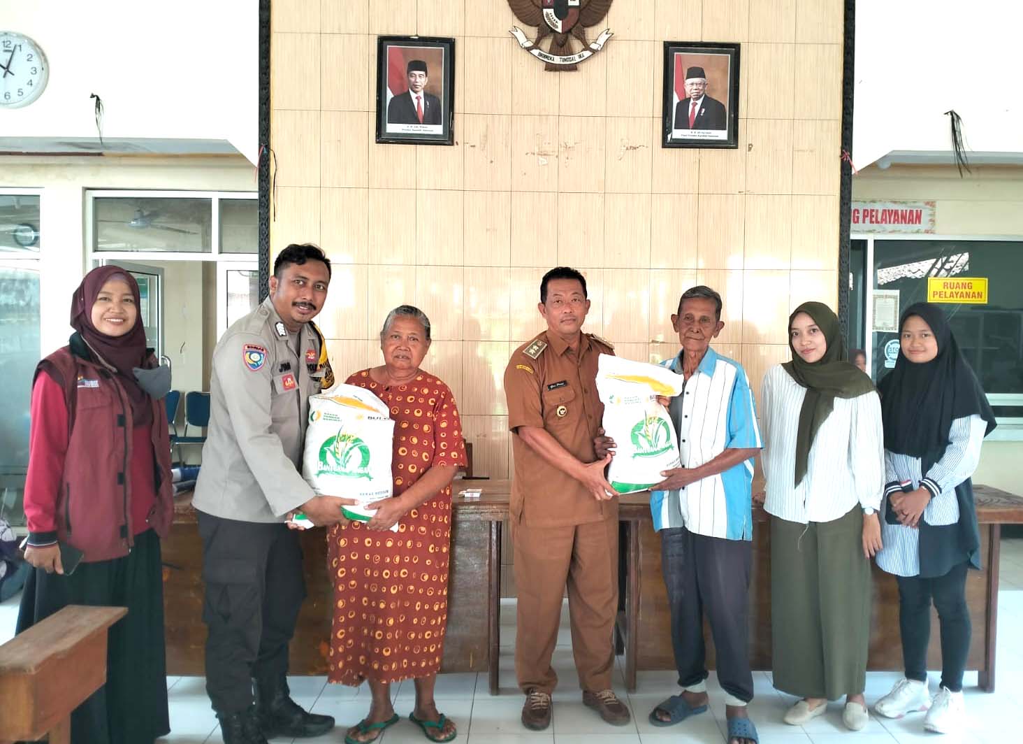 Bhabinkamtibmas Polsek Nganjuk Kota Serentak Asistensi Penyaluran Bantuan Beras Kepada Warganya