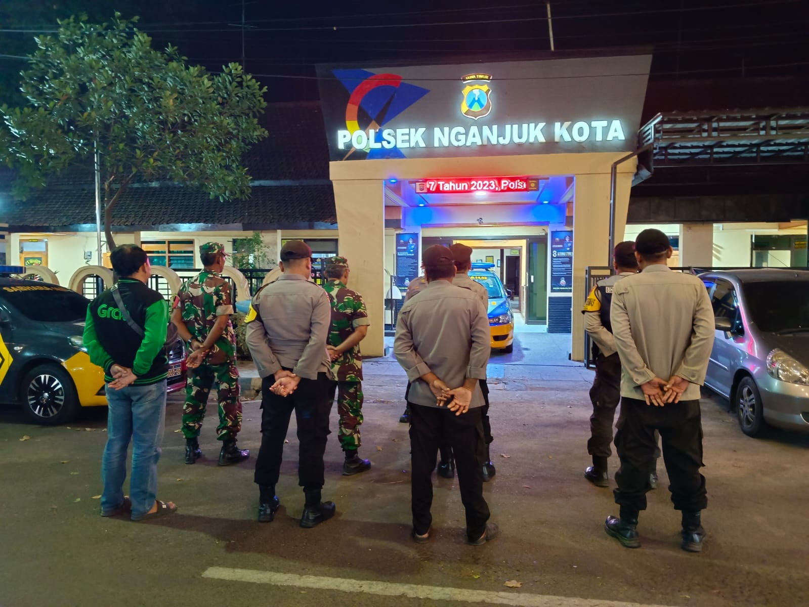 Jaga Kondusifitas Wilayah Polsek Nganjuk Kota dan Polsek Sukomoro Gelar Patroli Blue Light Gabungan