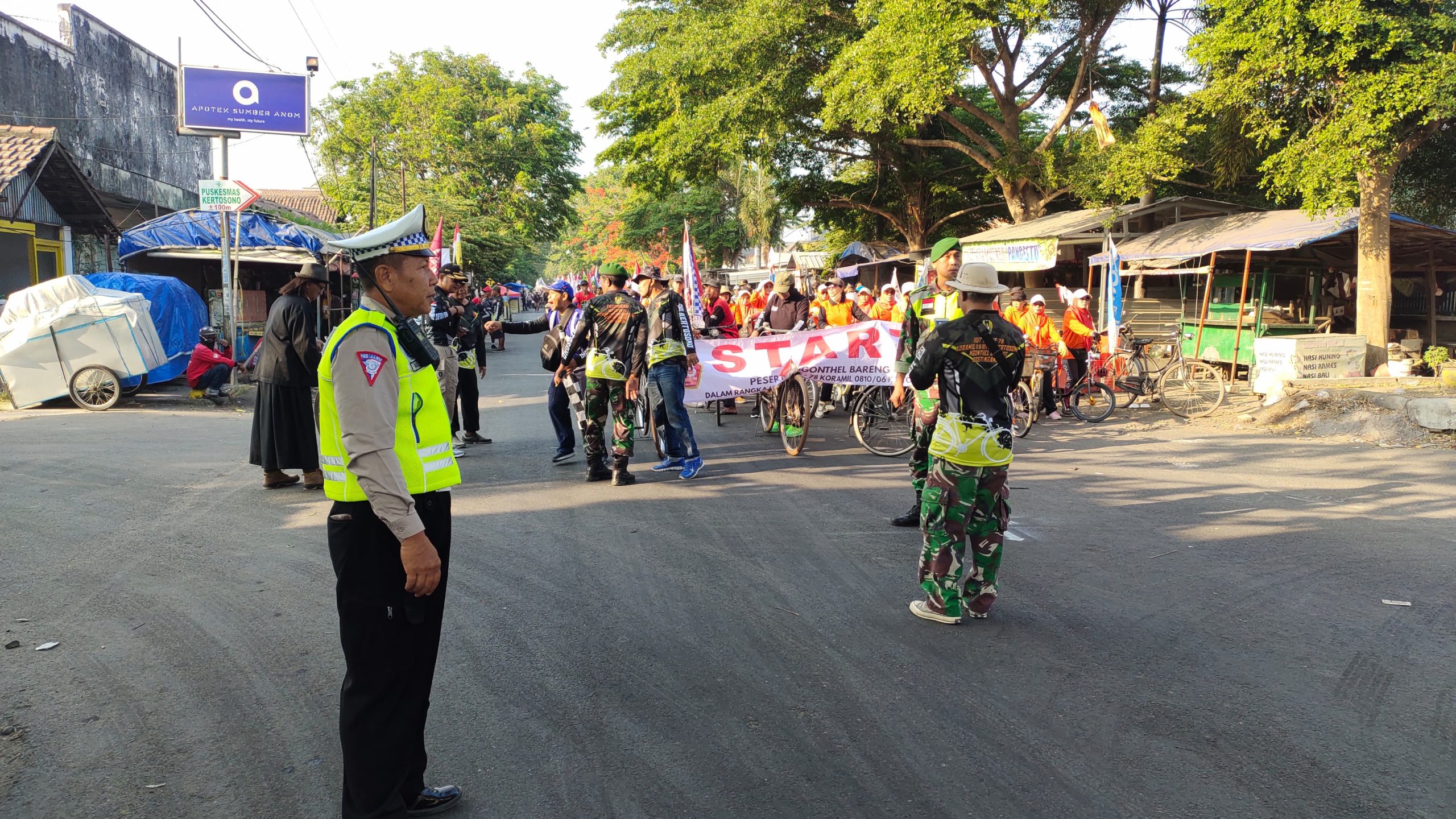 Anggota Polsek Kertosono Laksanakan Pengamanan Giat Gowes Bareng dalam Peringatan HUT TNI ke-78 Koramil 0810/06 Kertosono