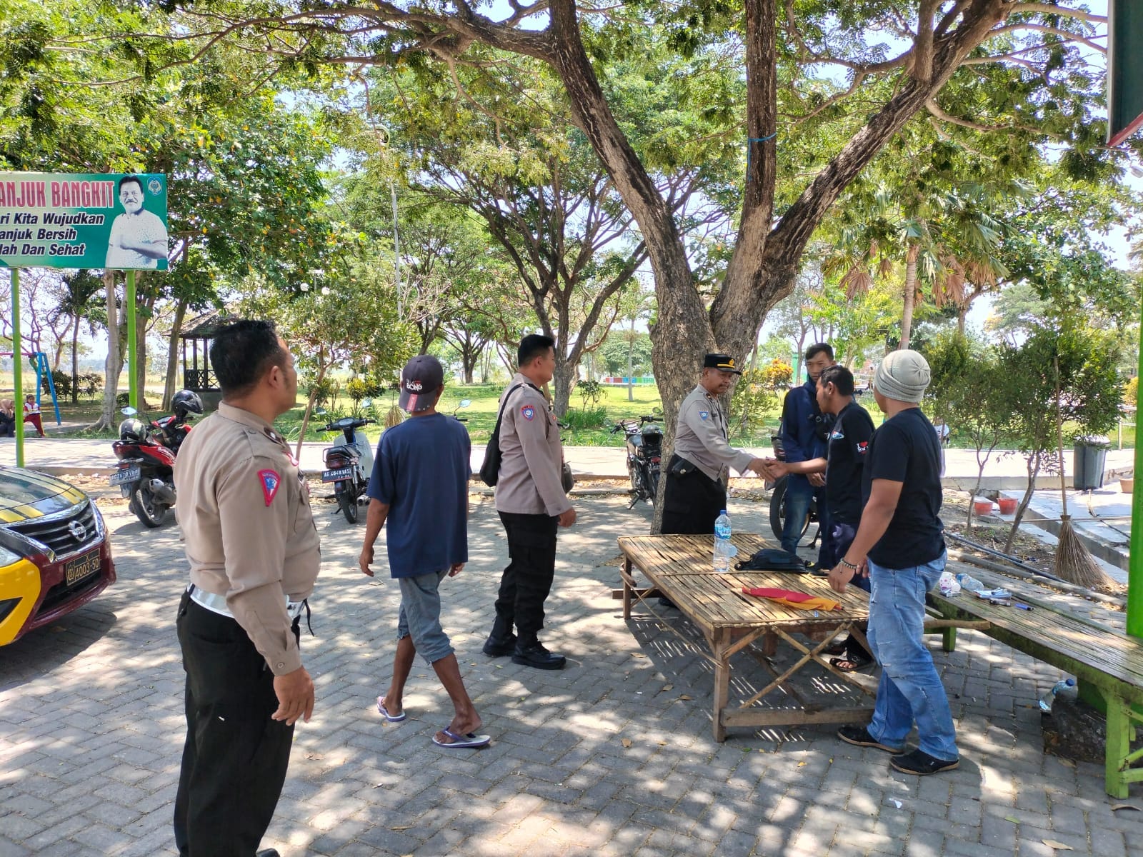 Patroli Dialogis Polsek Nganjuk Kota di Taman Pandan Wilis Sampaikan Himbauan Antisipasi Curanmor