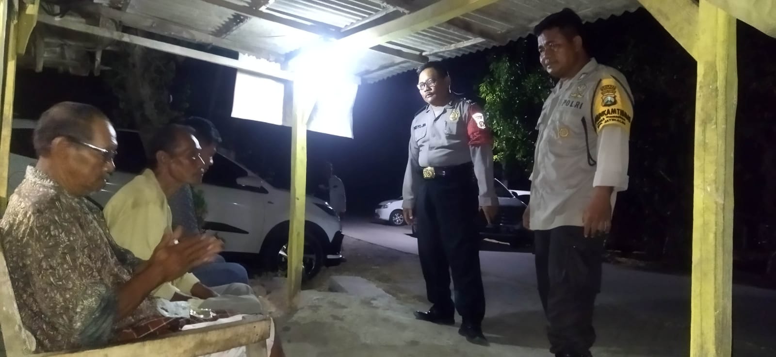 PATROLI MALAM HARI ANGGOTA POLSEK DIALOGIS DENGAN MASYARAKAT YANG MASIH BERAKTIFITAS, SAMPAIKAN PESAN-PESAN KAMTIBMAS