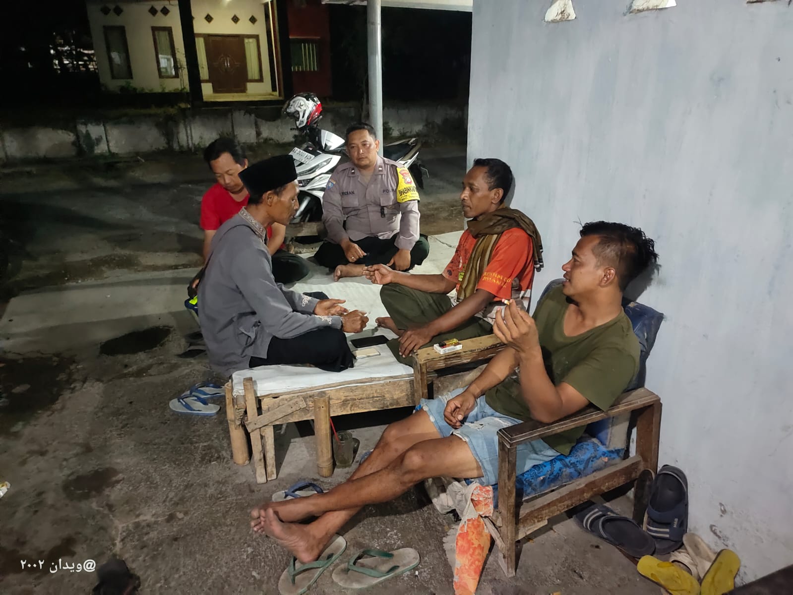 Sambang Desa, Bhabinkamtibmas Wates Cangkrukan Bersama Warga