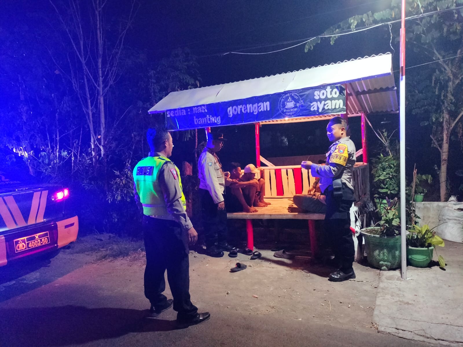 Patroli Harkamtibmas Polsek Nganjuk Kota Sambangi Poskamling Untuk Ajak Warga Tingkatkan Kewaspadaan Terhadap Lingkungan