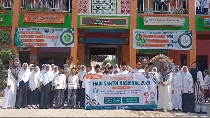 Bhabinkamtibmas Polsek Nganjuk Kota Kawal Dan Amankan Pawai Hari Santri Nasional 2023 di Ponpes Al Huda Ploso