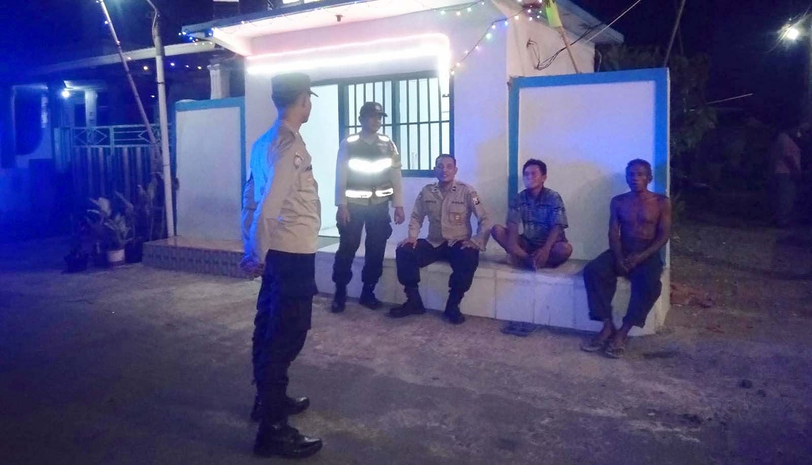 Polsek Nganjuk Kota Intens Giat Patroli Pemukiman Berikan Pembinaan Poskamling