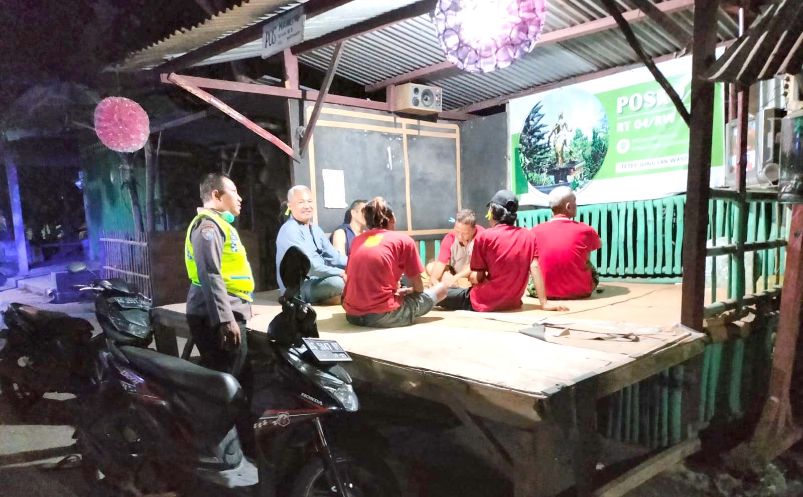 Motivasi dan Apresiasi Warga Yang Aktif Jaga Lingkungan, Bhabinkamtibmas Polsek Nganjuk Kota Giat Sambang Poskamling