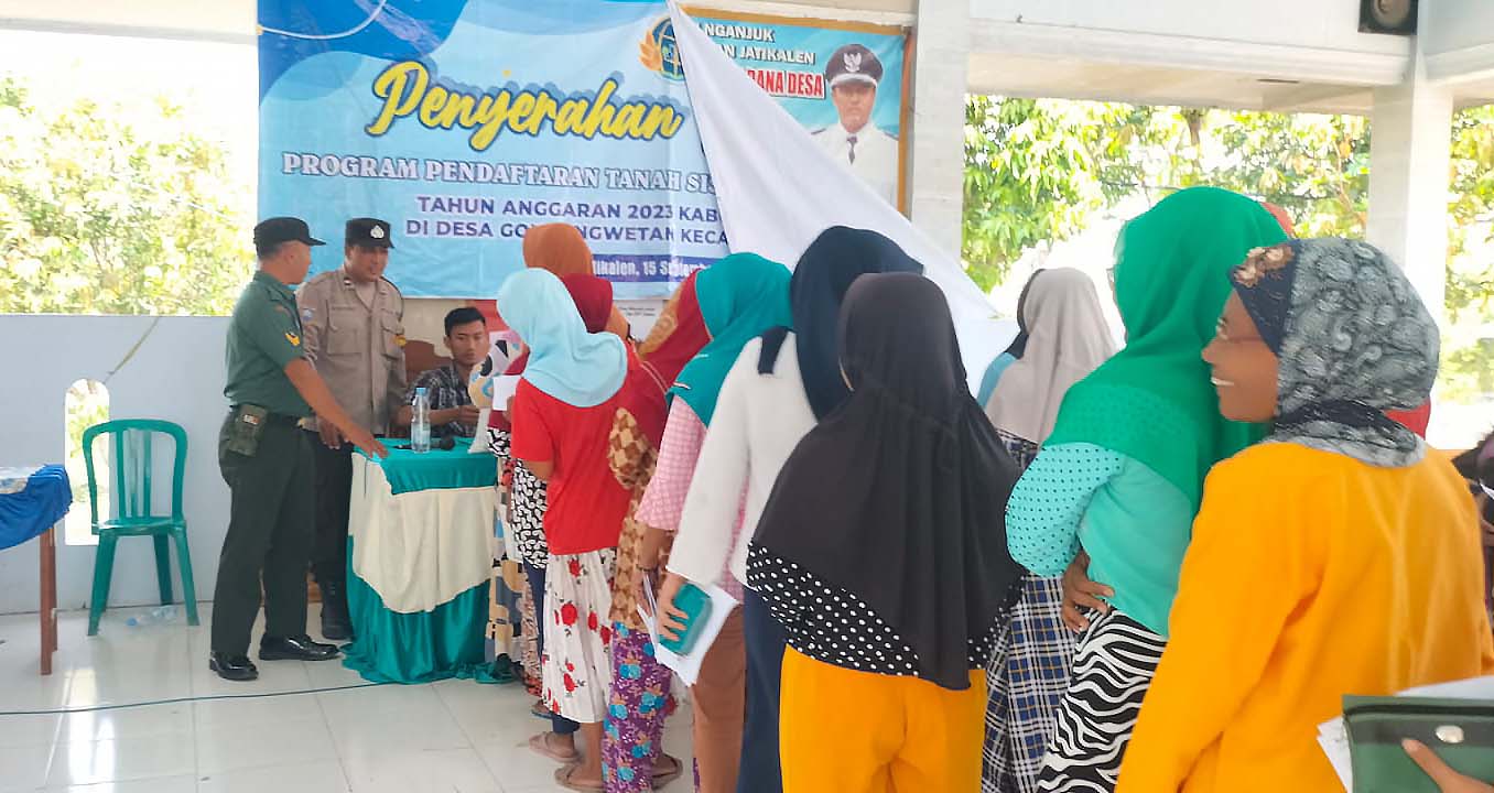 Bhabinkamtibmas Dan Babinsa Kelurahan Sriwidari Monitoring Pembagian Bantuan Pangan Cadangan Beras Pemerintah Dari Badan Pangan Nasional