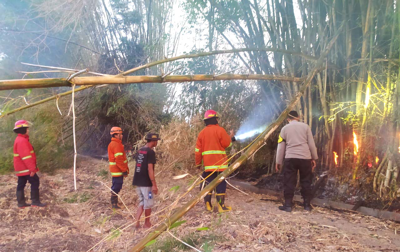 Polsek Warujayeng Bergerak Cepat Datangi Kebakaran Rumpun Bambu di Wates