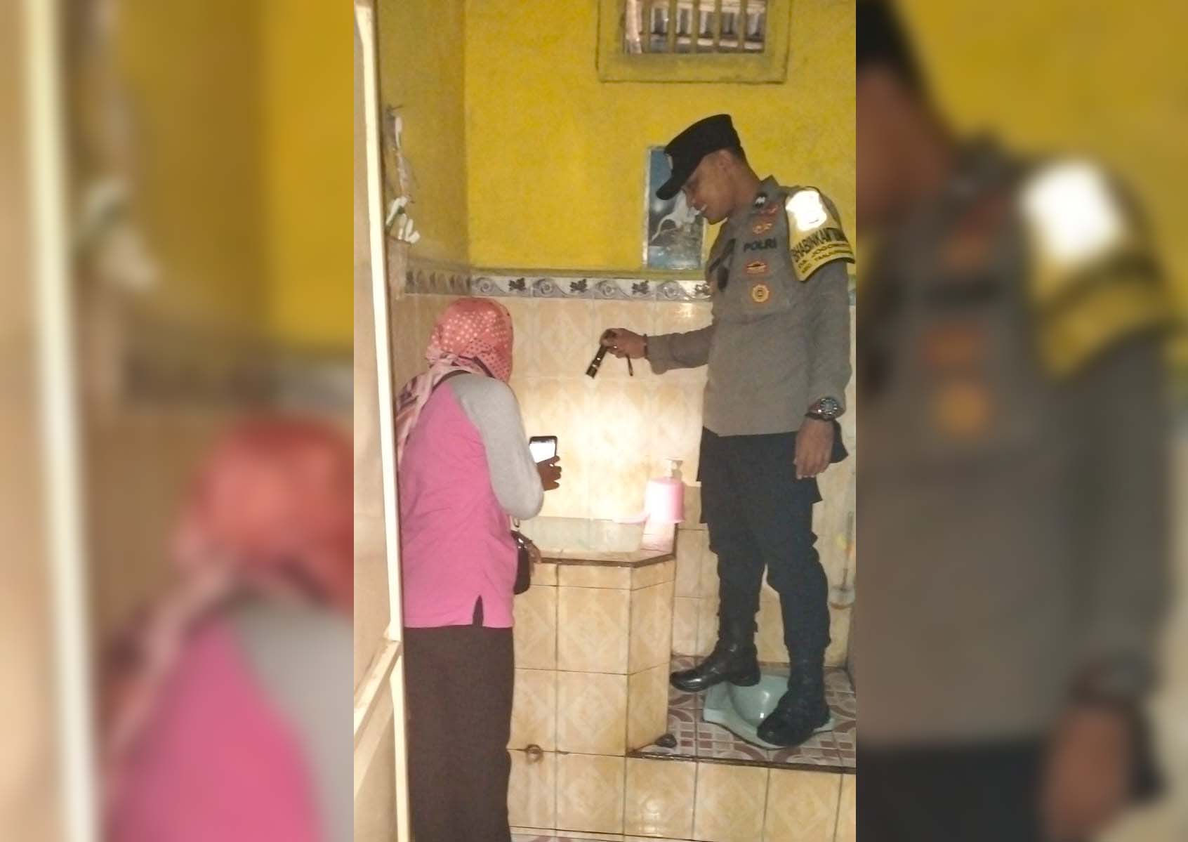 Cegah DBD, Bhabinkamtibmas Jogomerto Bersama Kader Posyandu Lakukan PSN