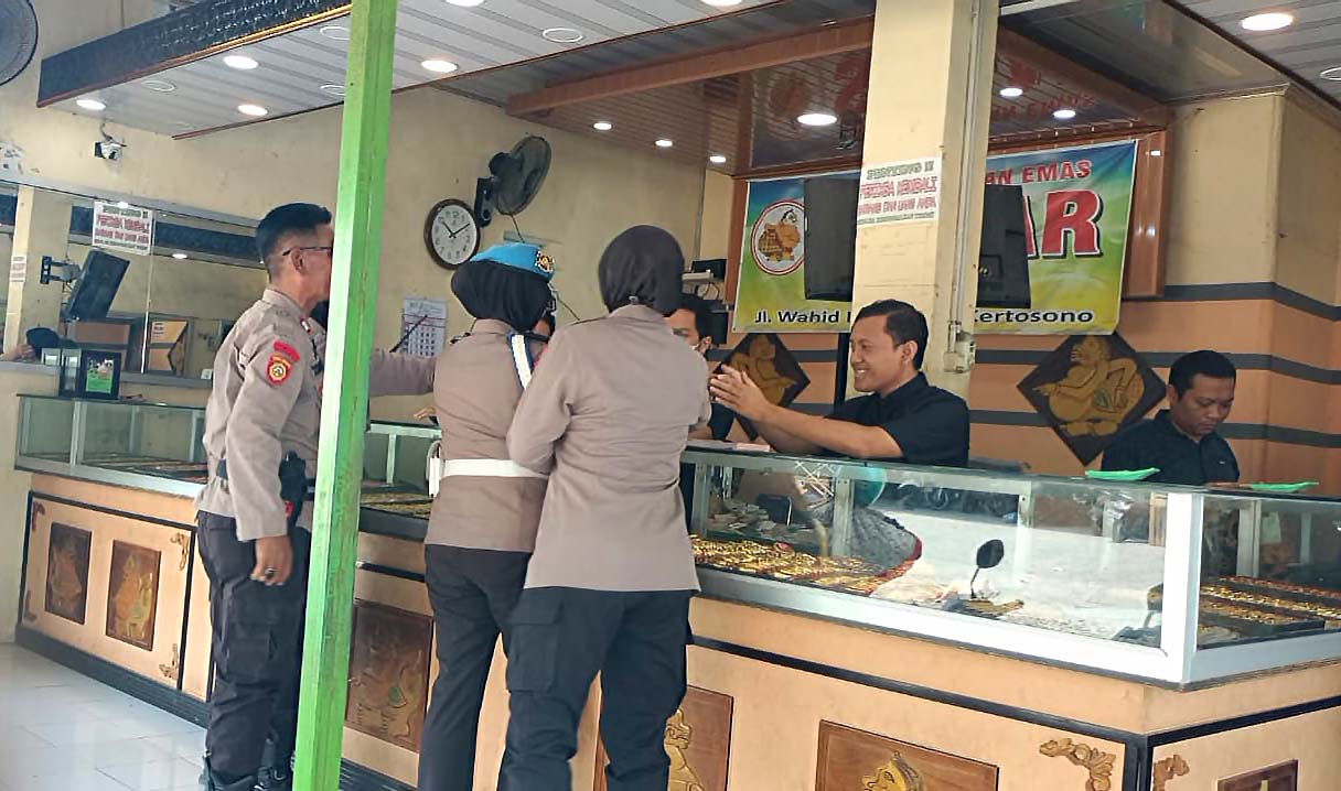 Patroli Samapta Polsek Kertosono Berikan Himbauan Kamtibmas Saat Patroli Toko Emas