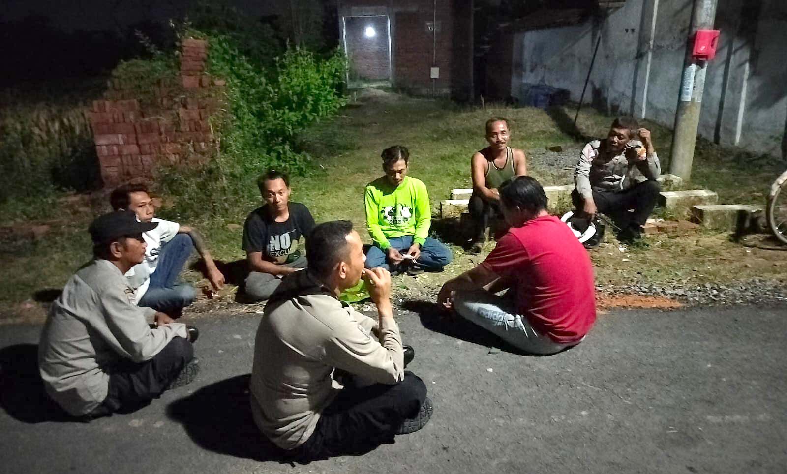 Cangkrukan Bersama Warga Gambirejo, Patroli Polsek Warujayeng Ajak Wujudkan Pemilu Damai