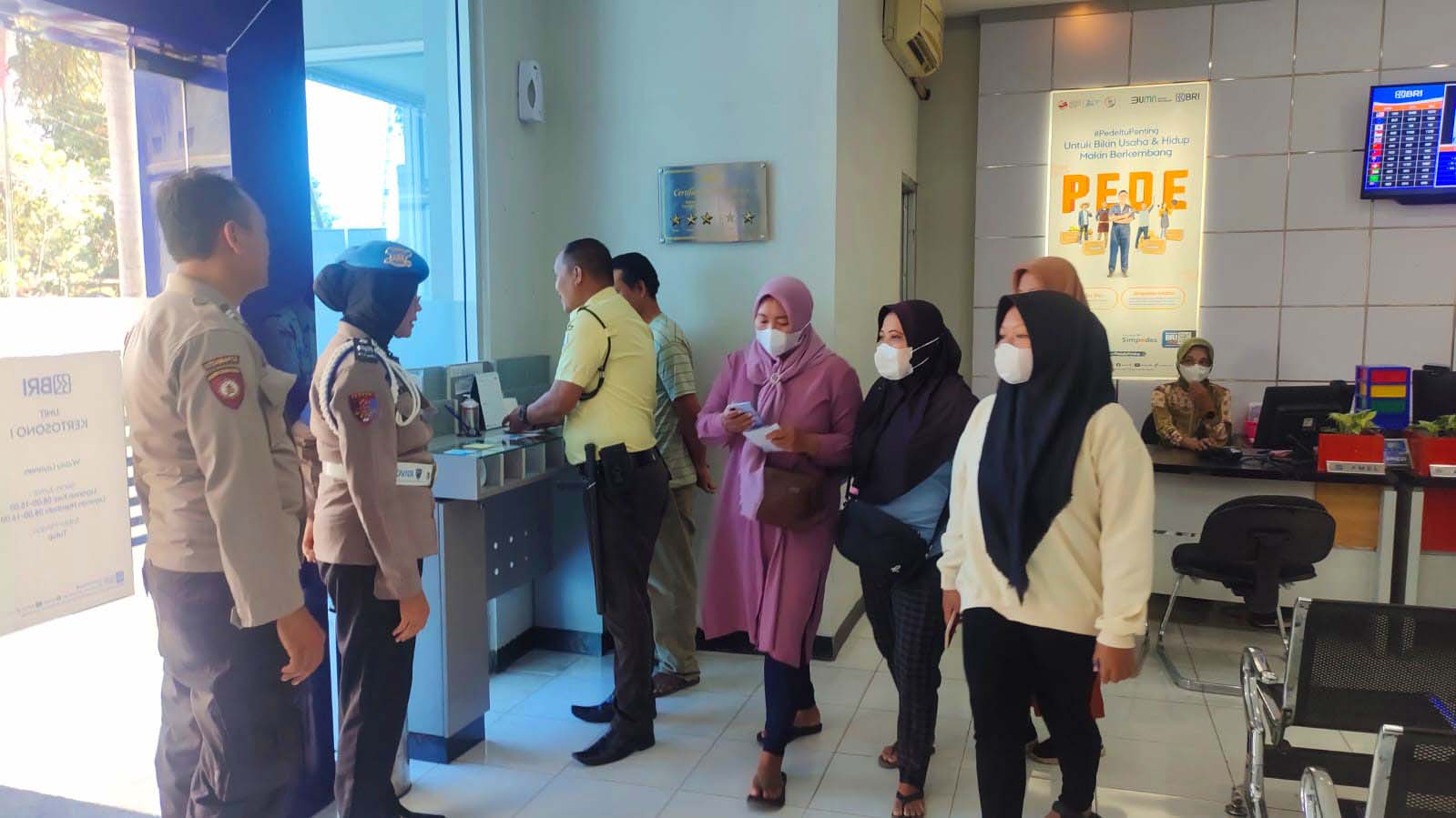 Polsek Kertosono Berikan Himbauan Kamtibmas saat Patroli di ATM Bank BRI Jl. Surabaya Lama