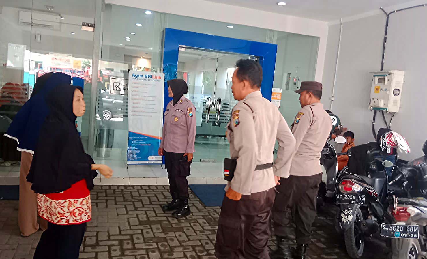 Kanit Binmas Polsek Kertosono Berikan Himbauan Kamtibmas saat Patroli Perbankan