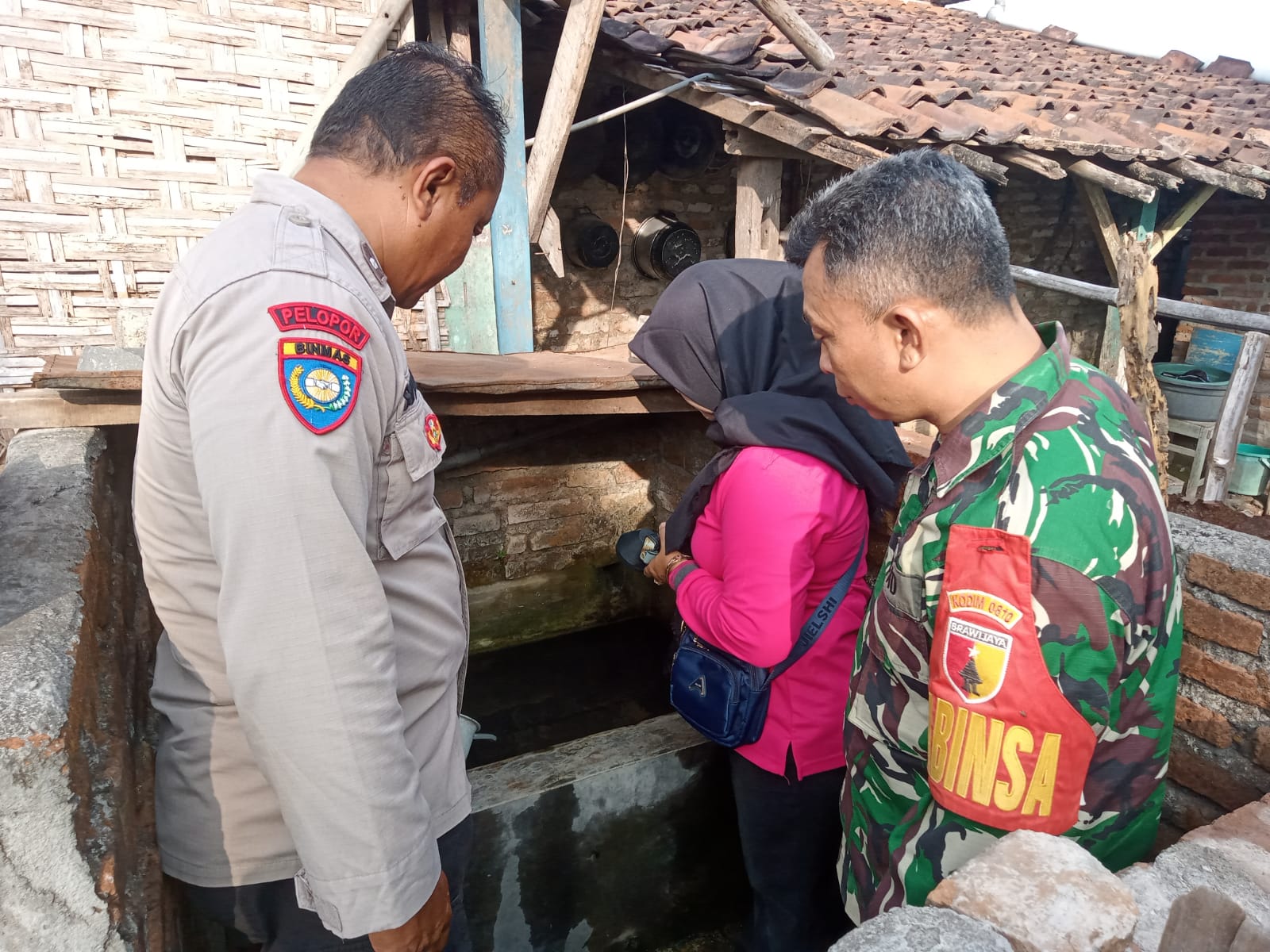 Cegah DBD, Bhabinkamtibmas Sambirejo Bersama Warga Lakukan PSN