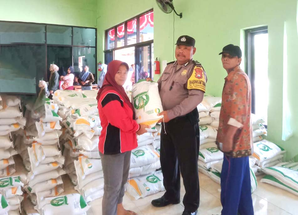 Bhabinkamtibmas Polsek Warujayeng Dampingi Penyaluran Bantuan Pangan Desa Sumberkepuh
