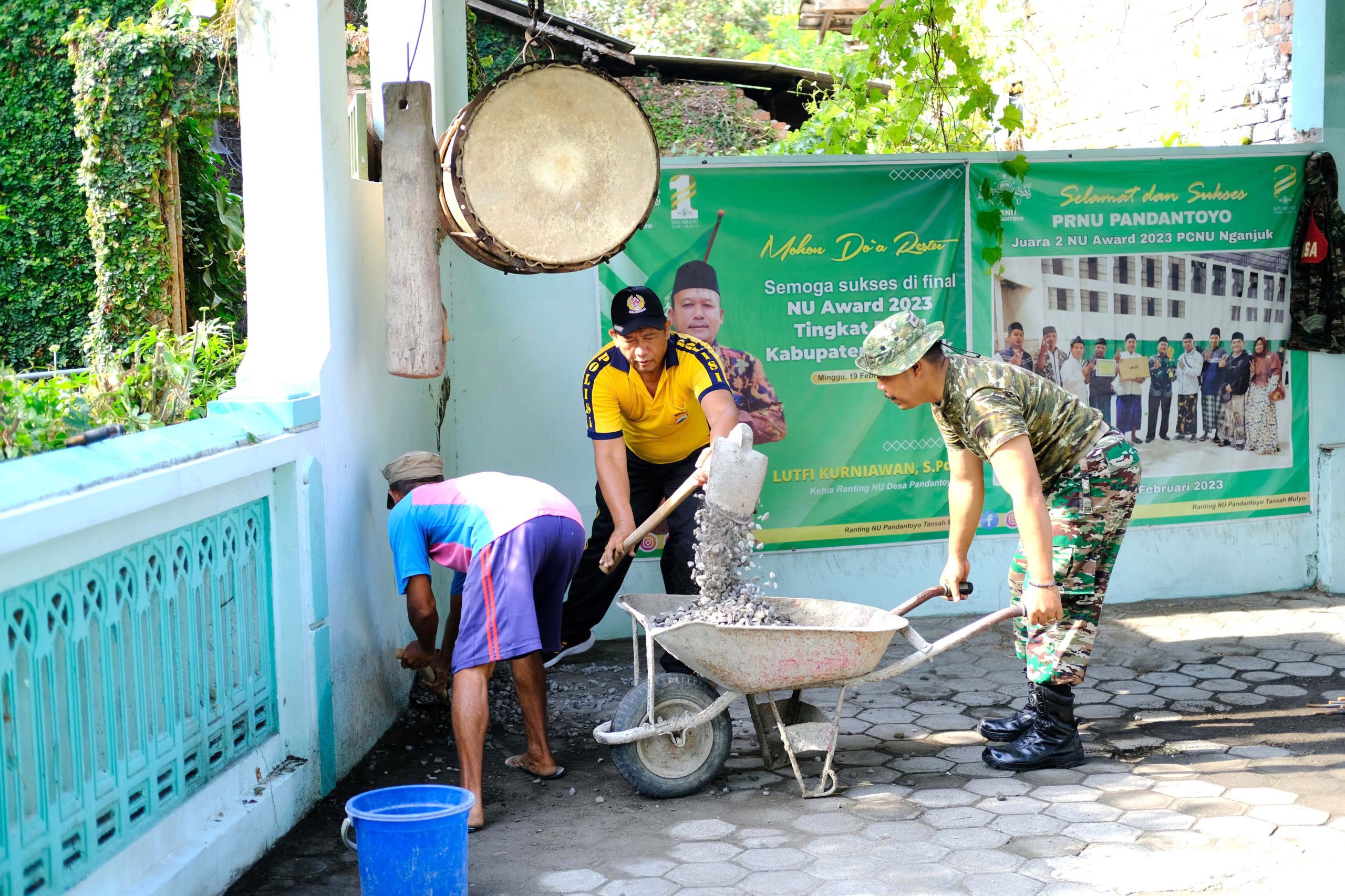 Dalam Rangka Jum’at Bersih, TNI-Polri Bersihkan Tempat Ibadah