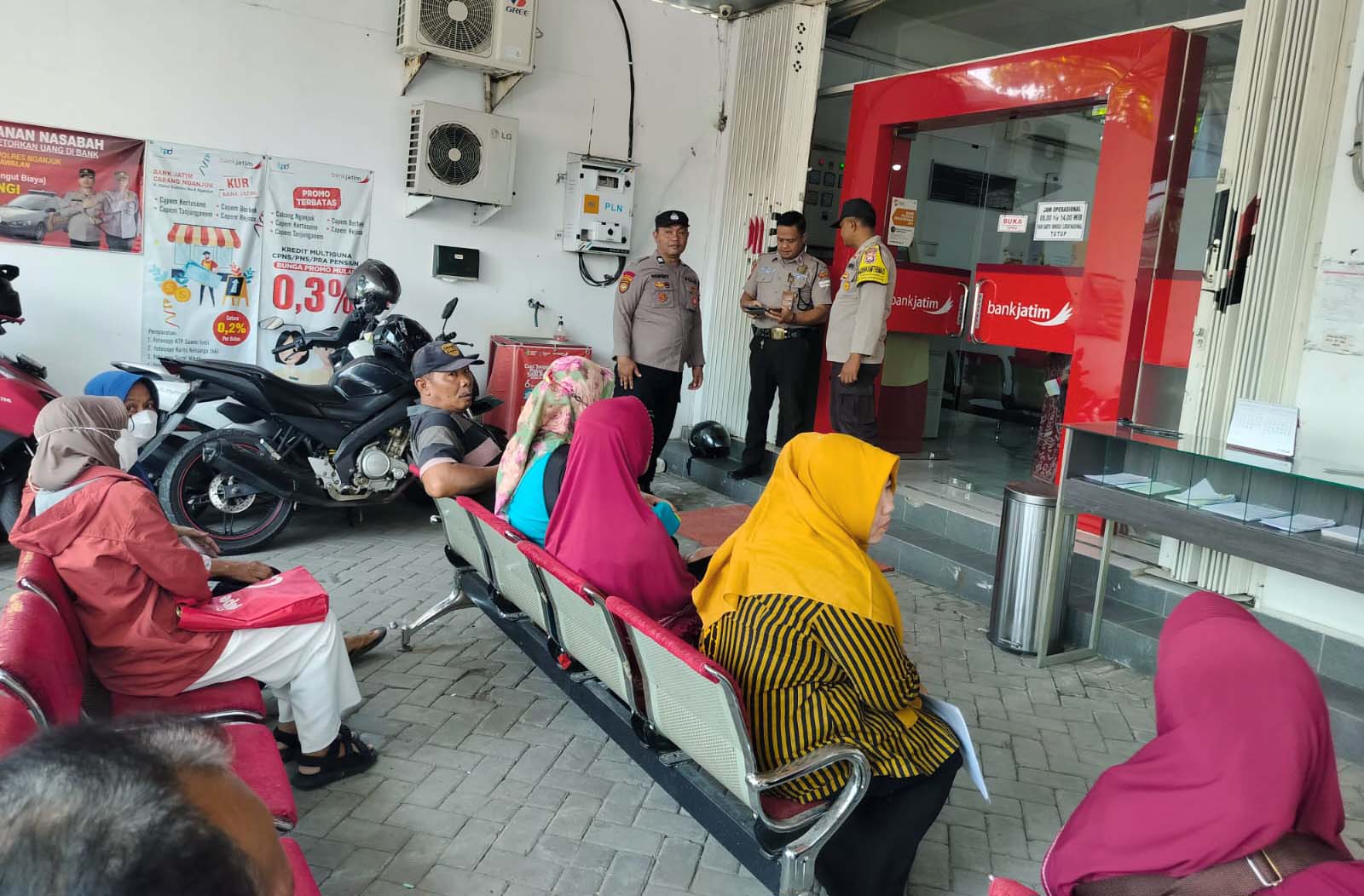 Sambang Perbankan, Patroli Polsek Warujayeng Beri Himbauan Security