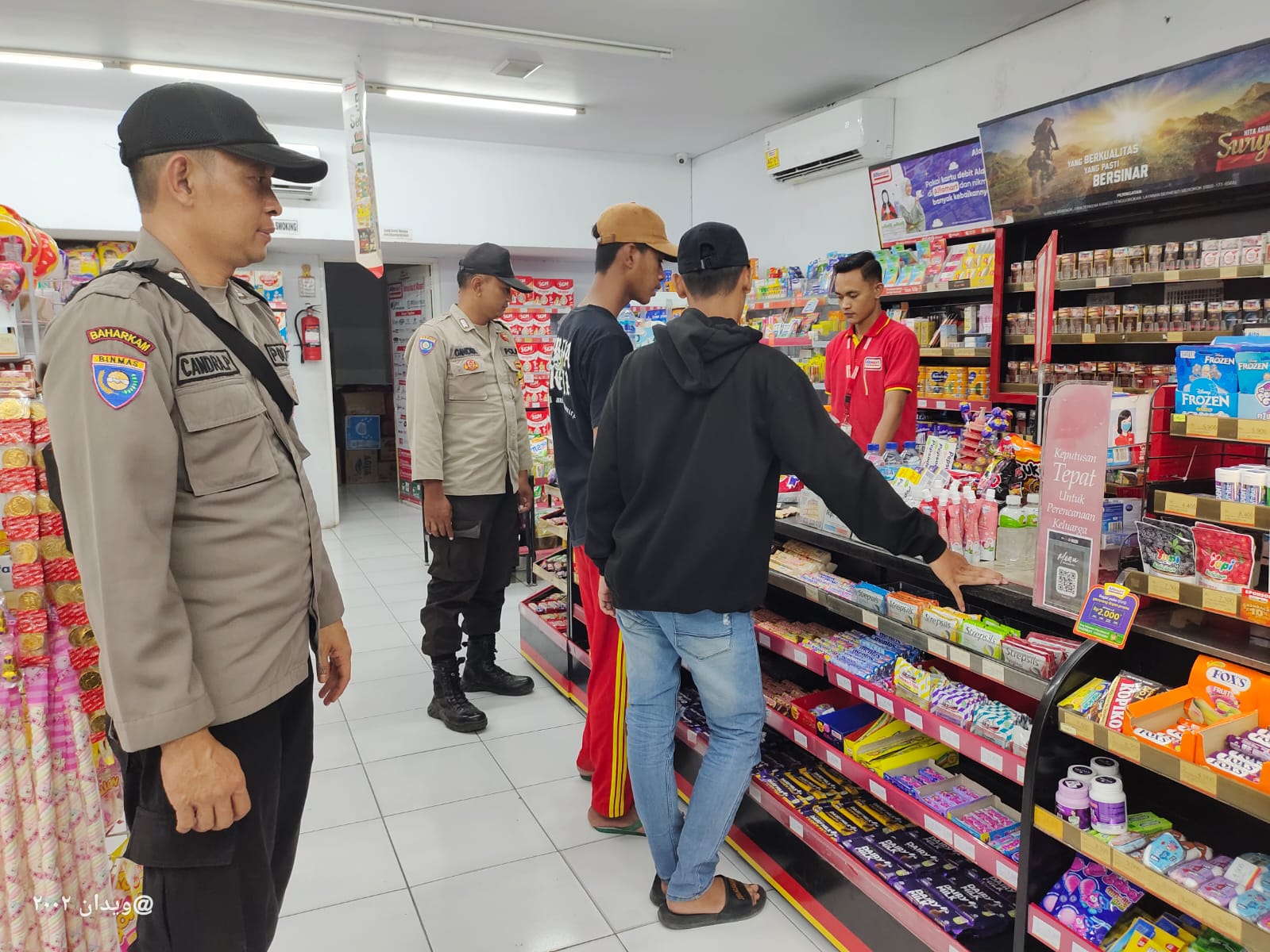 Cegah Gangguan, Polsek Warujayeng Lakukan Patroli ke Minimarket 24 Jam