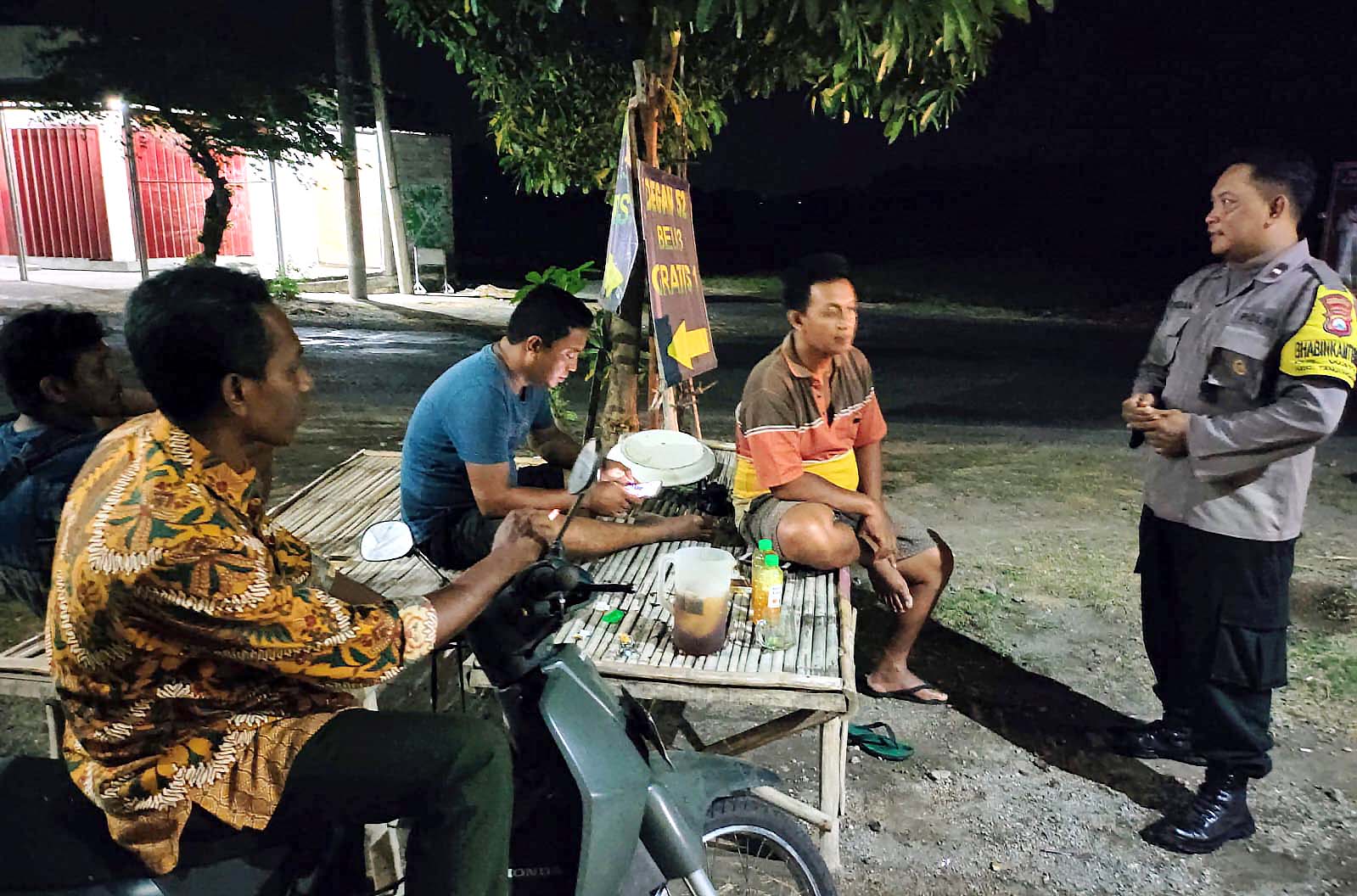 Sambangi Warganya, Bhabinkamtibmas Wates Ajak Sukseskan Pemilu Damai
