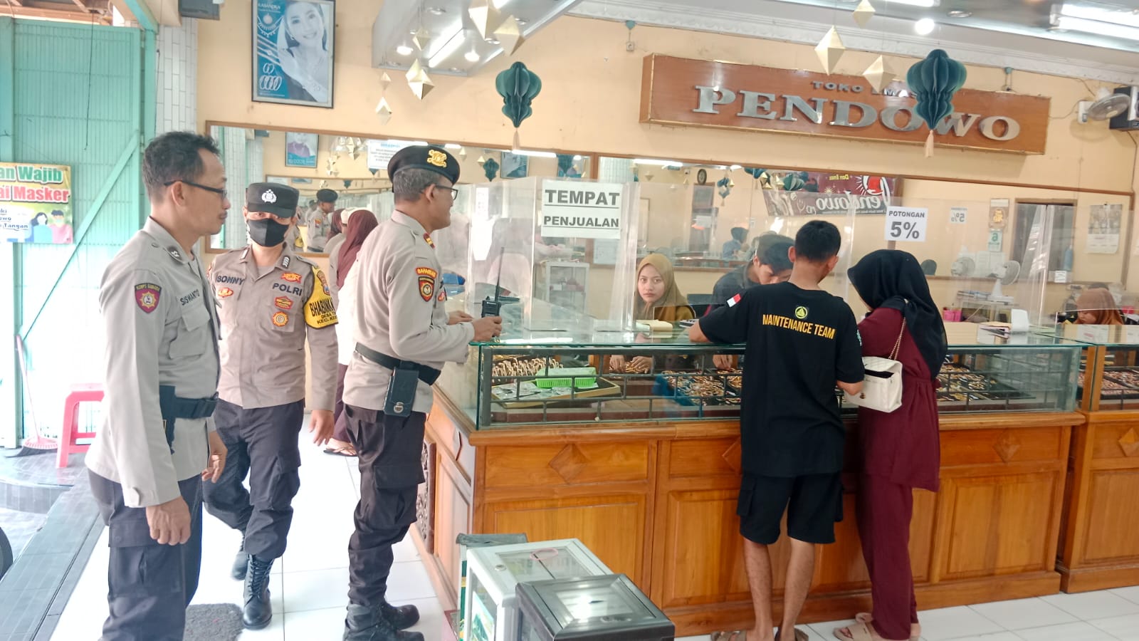 Kanit Samapta Polsek Kertosono Berikan Himbauan Kamtibmas Saat Patroli Toko Emas