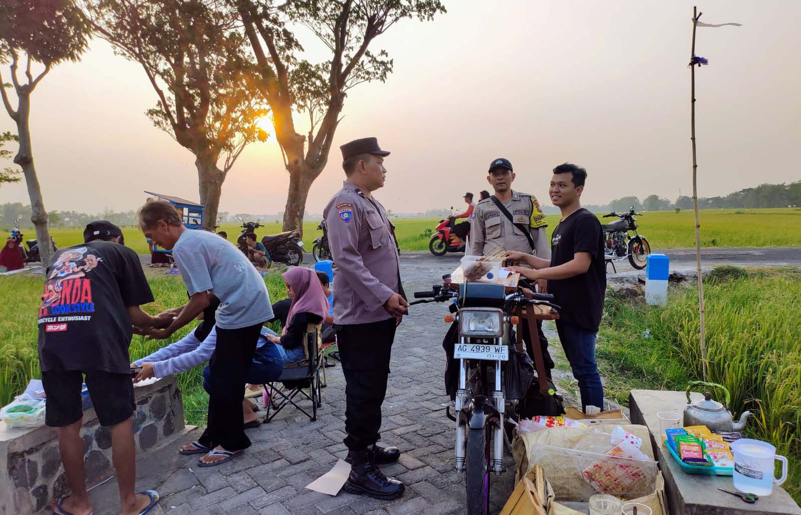 Sapa Para Pemuda, Patroli Polsek Warujayeng Ajak Ciptakan Pemilu Damai