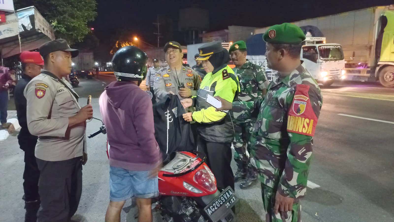 Cegah Gesekan Antar Perguruan Silat , Kapolsek Kertosono Pimpin Giat Penyekatan Bersama anggota TNI