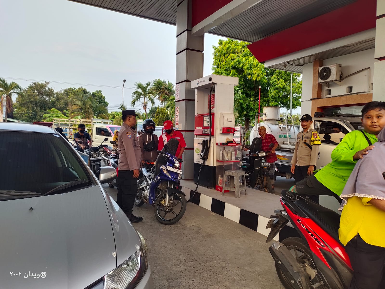 Antisipasi Kelangkaan BBM Subsidi, Polsek Warujayeng Sambangi SPBU Jetis