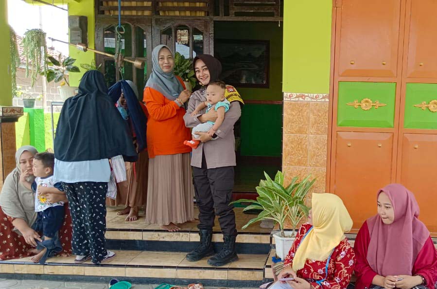 Peduli Kesehatan Masyarakat, Bhabinkamtibmas Tanjunganom Asistensi Giat Posyandu
