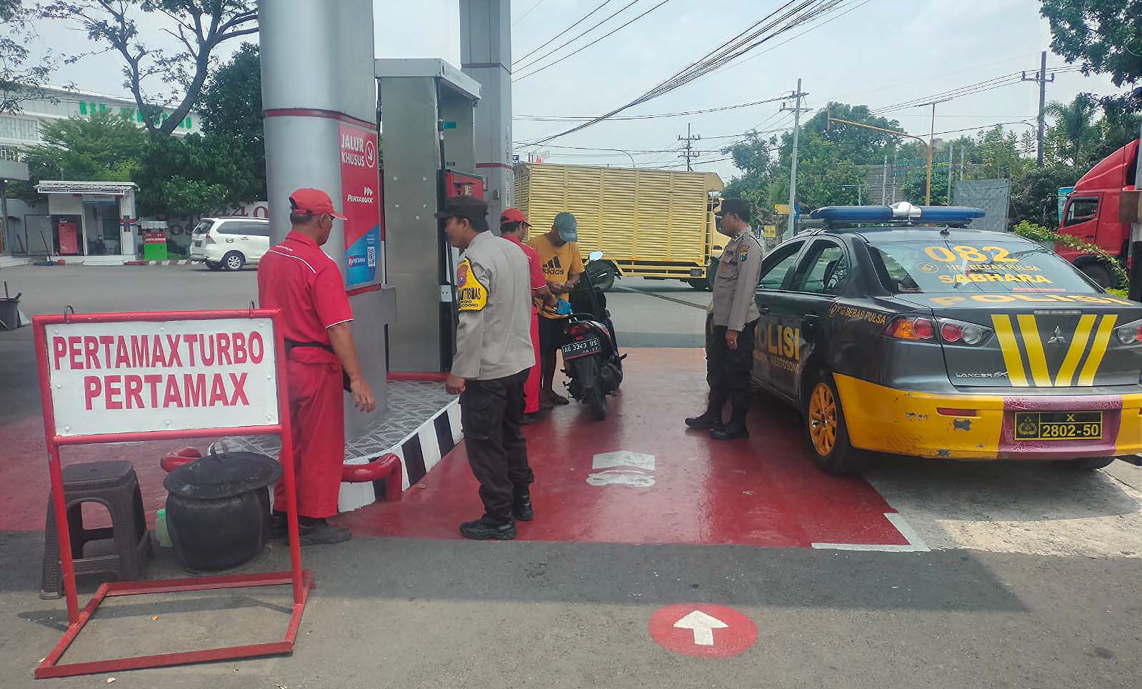 Cek Stok BBM, Patroli Samapta Sampaikan Himbauan Kamtibmas