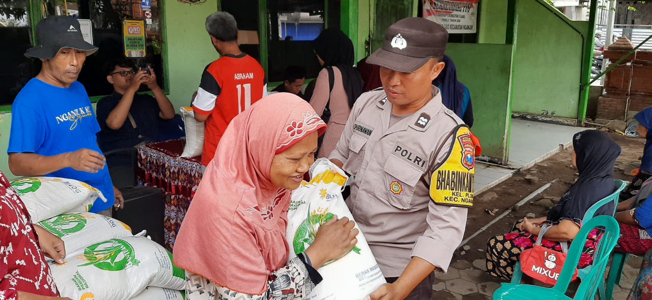 Bhabinkamtibmas Polsek Nganjuk Kota Dampingi Penyaluran Bantuan Pangan Kepada Warga Binaan