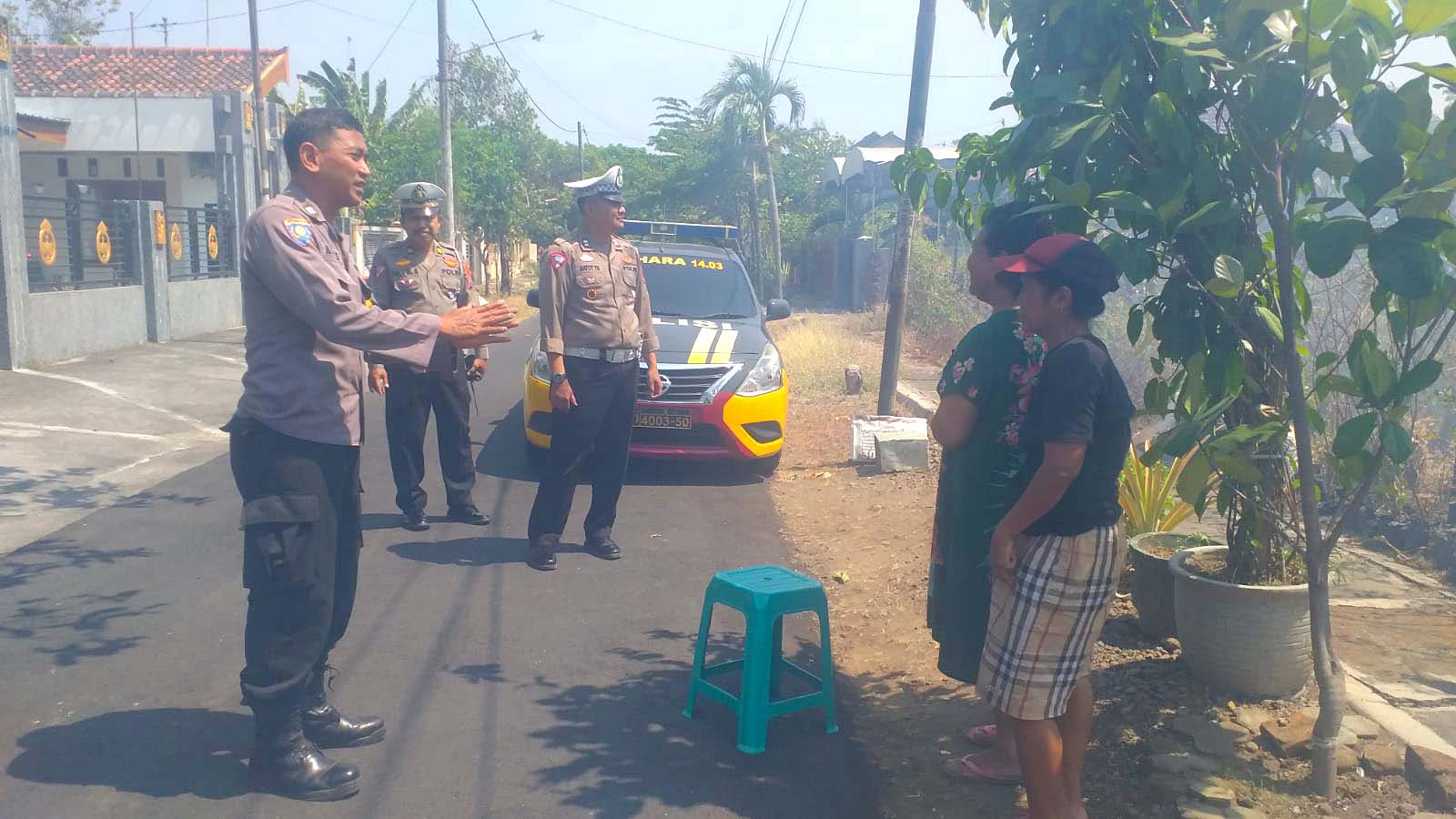 Cegah Kebakaran Lahan, Patroli Polsek Nganjuk Kota Ingatkan Warga Tidak Bakar Sampah Sembarangan