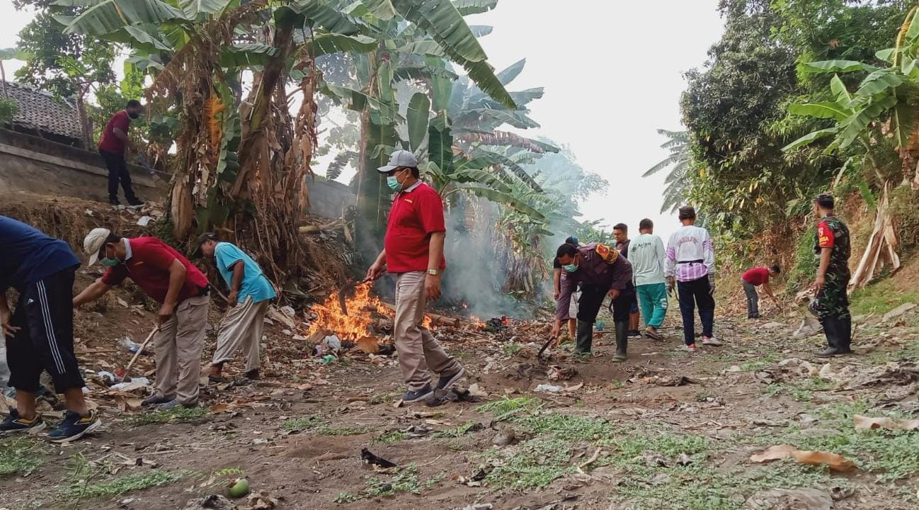 Jelang Musim Penghujan, Bhabinkamtibmas Polsek Nganjuk Kota Bersama Warga Inisiasi Bersihkan Sampah di Aliran Sungai