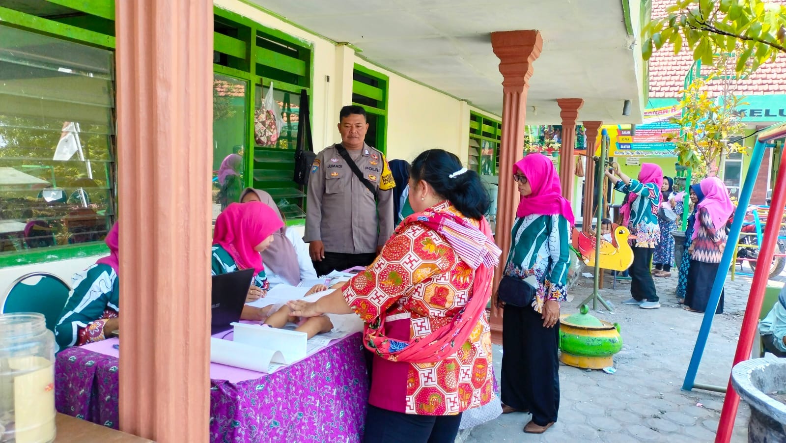 Bhabinkamtibmas Polsek Nganjuk Kota Dampingi Kegiatan Posyandu Wilayah Binaan