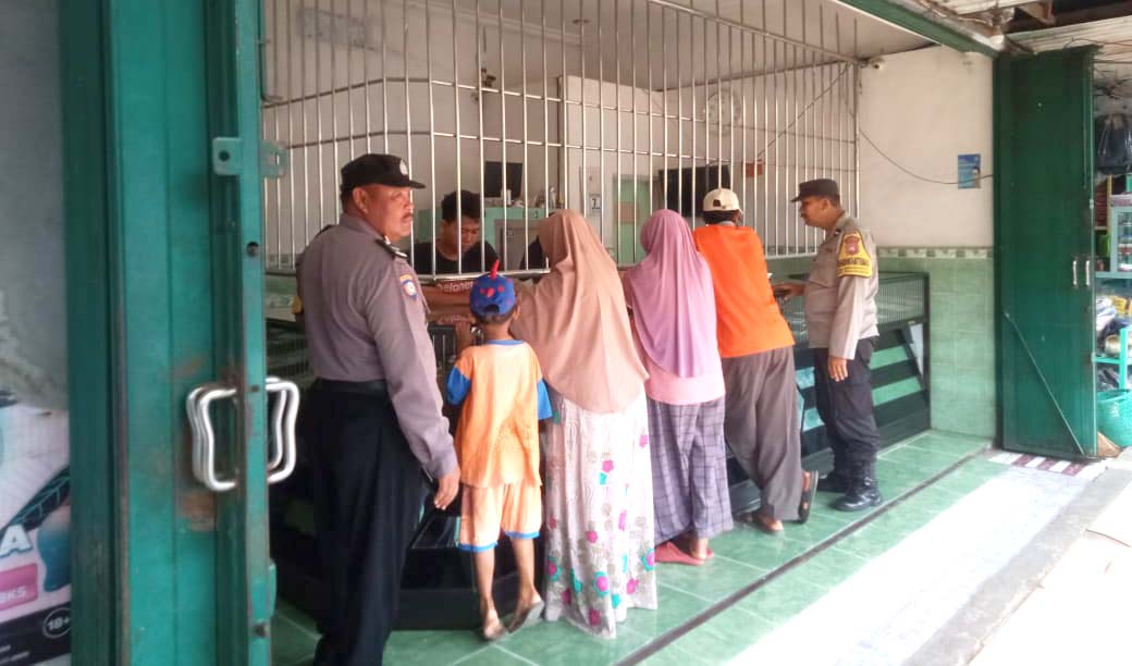 Cegah Kriminalitas, Regu Patroli Polsek Warujayeng Sambangi Toko Emas