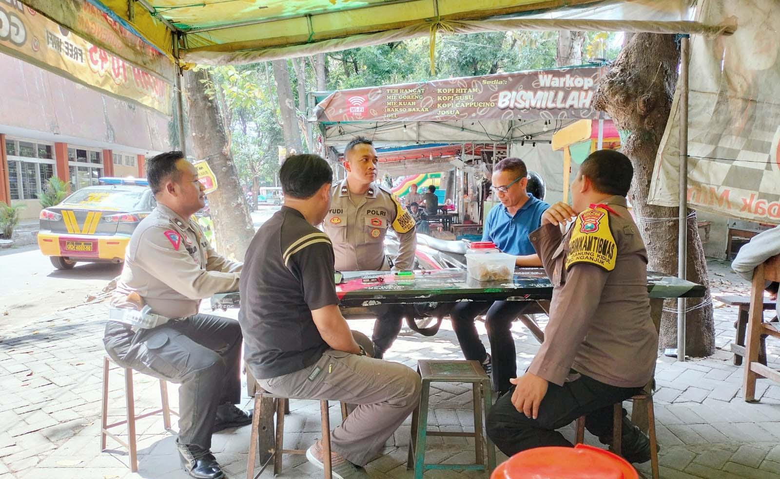 Polsek Nganjuk Kota Giat Ngopi Sambil Pererat Sinergitas dengan Warga Masyarakat