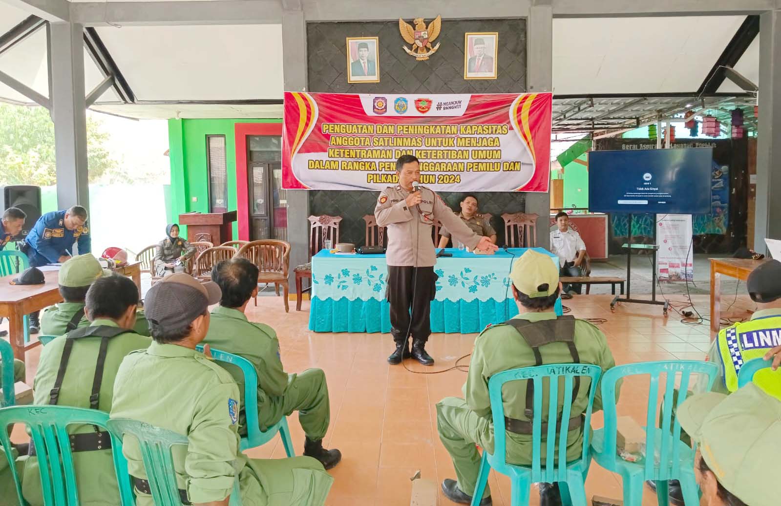 Polsek Jatikalen Berikan Pembekalan Linmas di Kecamatan Jatikalen