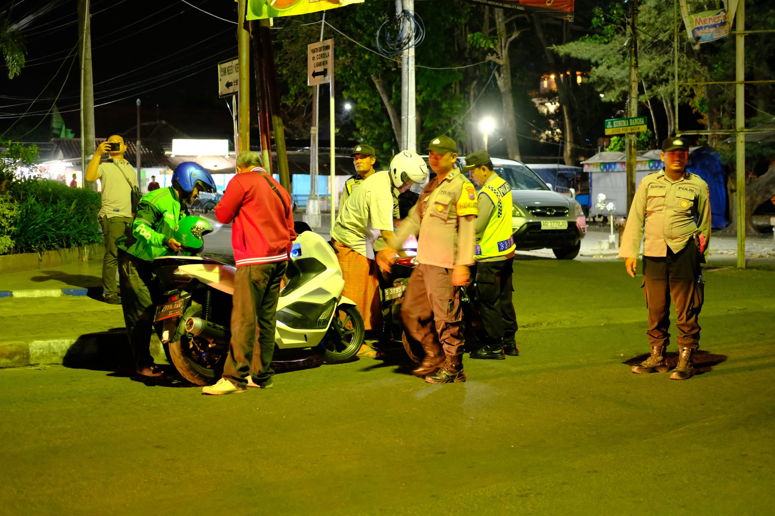 Personil gabungan Polsek Rayon 3 Lakukan Gelar Patroli Demi Menciptakan Keamanan Yang Kondusif